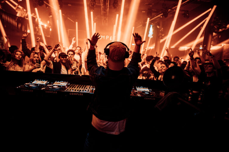 Complex Presents Swimming Paul — markt-eten in Limburg