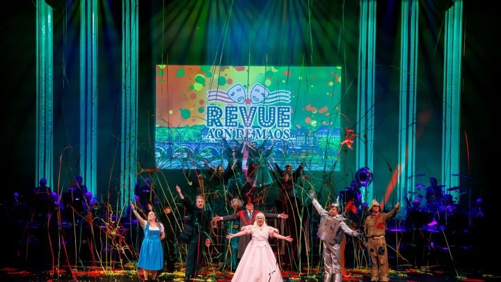 Oelala! – Revue Aon de Maos — Theater in Limburg