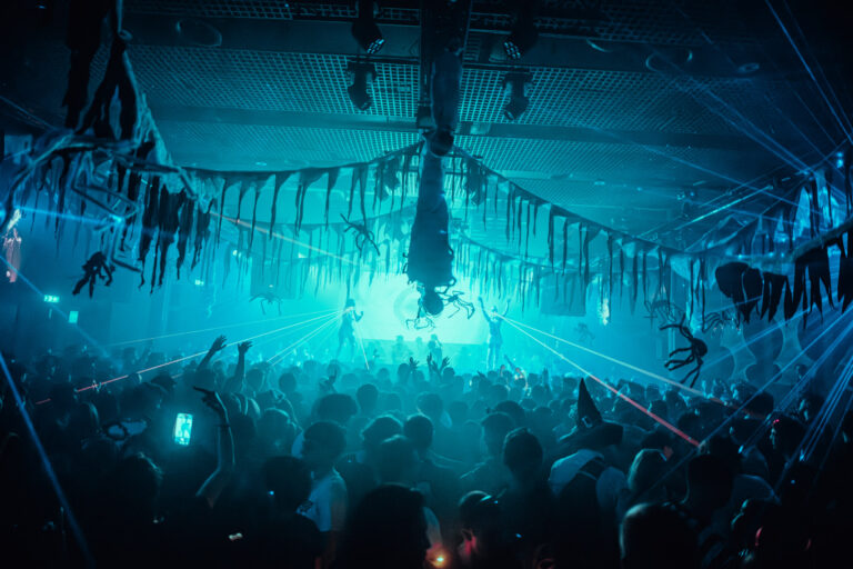Complex Halloween with Olive Anguz / Rozie / Olivia Lensen & More — Muziek in Limburg